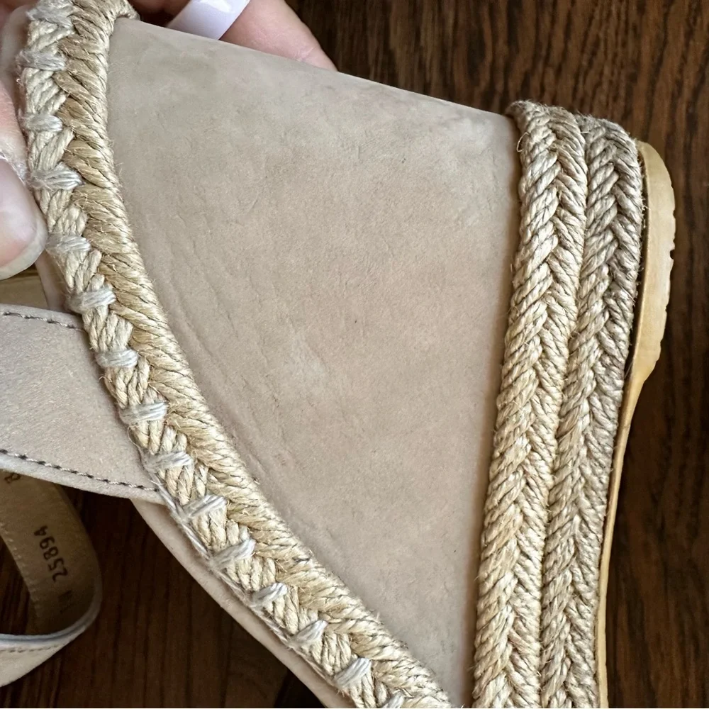 Stuart Weitzman elegant espadrille